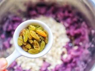 7、紫薯燕麦饼,加入葡萄干。