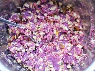 8、紫薯燕麦饼,翻拌均匀。
