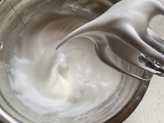 7、古早蛋糕,打发至湿性大弯钩。