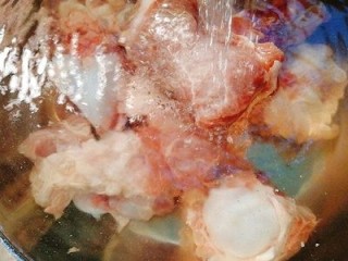1、菌类料理+香菇玉米胡萝卜筒骨汤,将骨头冲洗干净