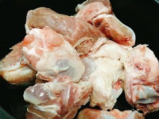 2、菌类料理+香菇玉米胡萝卜筒骨汤,洗净备用