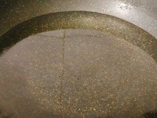 3、菌类料理+香菇玉米胡萝卜筒骨汤,锅里放水