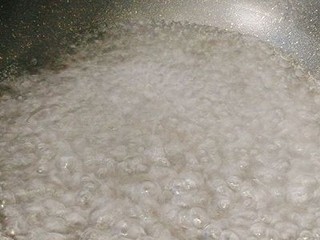 4、菌类料理+香菇玉米胡萝卜筒骨汤,烧开