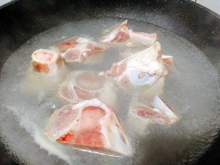 5、菌类料理+香菇玉米胡萝卜筒骨汤,焯水