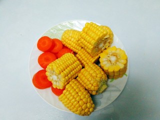 6、菌类料理+香菇玉米胡萝卜筒骨汤,玉米，胡萝卜洗净切好备用