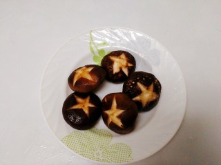 7、菌类料理+香菇玉米胡萝卜筒骨汤,香菇切星形