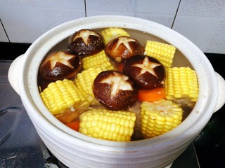 8、菌类料理+香菇玉米胡萝卜筒骨汤,将全部食材放入砂锅里，加水，盐，姜片