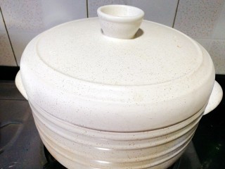 9、菌类料理+香菇玉米胡萝卜筒骨汤,盖上盖子，大火煮开，转中小火煲1个小时