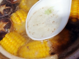 10、菌类料理+香菇玉米胡萝卜筒骨汤,煮开后撇去浮沫