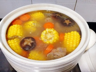 11、菌类料理+香菇玉米胡萝卜筒骨汤,这个是煲一个小时后的，