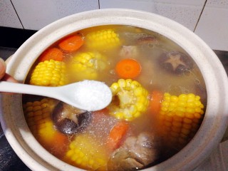 12、菌类料理+香菇玉米胡萝卜筒骨汤,加入味精，即可