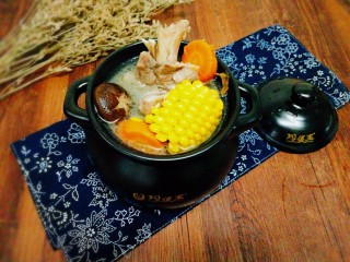13、菌类料理+香菇玉米胡萝卜筒骨汤,成品图