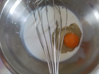 2、蔓越莓椰蓉麦芬蛋糕,牛奶中打入鸡蛋搅拌均匀