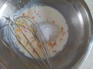 3、蔓越莓椰蓉麦芬蛋糕,加入白砂糖搅拌均匀至融化