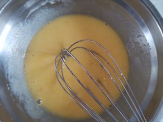 5、蔓越莓椰蓉麦芬蛋糕,充分搅拌均匀