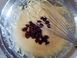 8、蔓越莓椰蓉麦芬蛋糕,加入适量的蔓越莓干