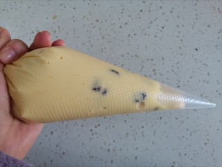 10、蔓越莓椰蓉麦芬蛋糕,装入裱花袋