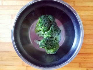 2、满园春色之素烧椰菜虾球,西蓝花洗净去根用淡盐水浸泡10分钟