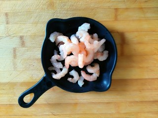 3、满园春色之素烧椰菜虾球,虾仁解冻去除背部肠线备用