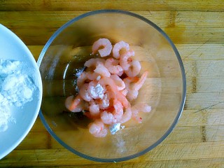 4、满园春色之素烧椰菜虾球,加适量（大概一勺）生粉/淀粉