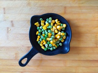 7、满园春色之素烧椰菜虾球,玉米粒，青豆粒煮熟待用