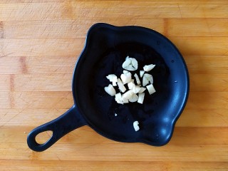 8、满园春色之素烧椰菜虾球,大蒜切丁