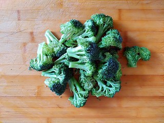 10、满园春色之素烧椰菜虾球,刚好腌制结束，西蓝花去掉大的根部，切成小段