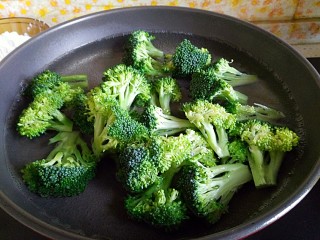 11、满园春色之素烧椰菜虾球,锅放淡盐水烧开倒入西蓝花煮至8分熟捞出沥干水分待用