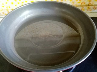 12、满园春色之素烧椰菜虾球,炒锅烧热放适量油