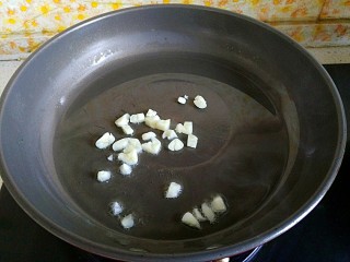 13、满园春色之素烧椰菜虾球,倒入蒜粒爆炒出香味