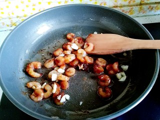 14、满园春色之素烧椰菜虾球,放入腌制好的虾仁翻炒1-2分钟