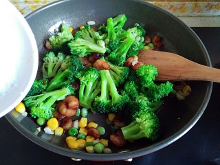 16、满园春色之素烧椰菜虾球,倒入西蓝花，加少许鸡精，味精炒匀即可（不用加盐，之前腌制虾仁放了酱油和煮西蓝花时加了盐吃味道足够了）