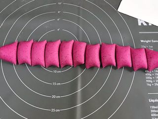 9、火龙果馒头,用刮刀均匀的切段。