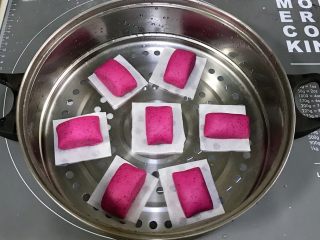 10、火龙果馒头,切好的馒头放在油纸上，切好的馒头放在油纸上，冷水上锅发酵1.5倍大。