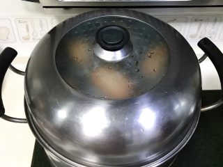 11、火龙果馒头,大火烧开后10分钟关火。