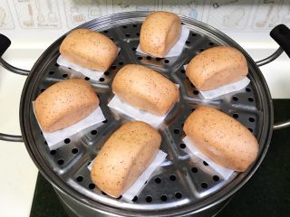 12、火龙果馒头,焖3～5分钟后揭锅盖。