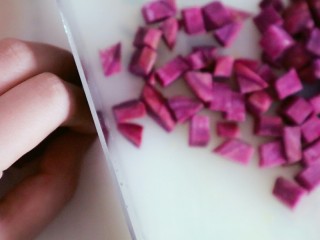 4、宝宝辅食之紫薯粥,最后把细条切成小块，不要切太大就可以