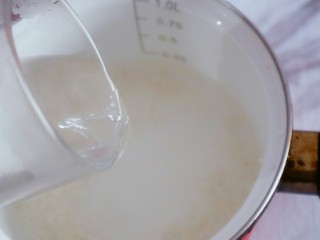 6、宝宝辅食之紫薯粥,加入沸水或者温水，这样米粥会比较软
