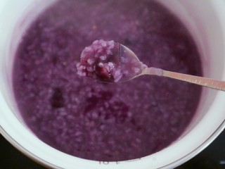 10、宝宝辅食之紫薯粥,水基本熬差不多，米粒也都煮的分散了这样就差不多了，在大火收汁就可以