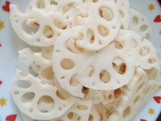 1、#猪年#莲藕炒肉,莲藕去皮切成薄片备用