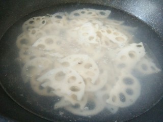 2、#猪年#莲藕炒肉,水烧开莲藕焯水