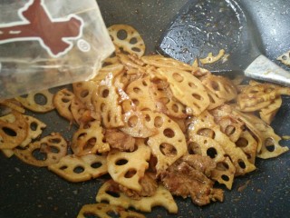 10、#猪年#莲藕炒肉,炒匀放入十三香，加少许盐