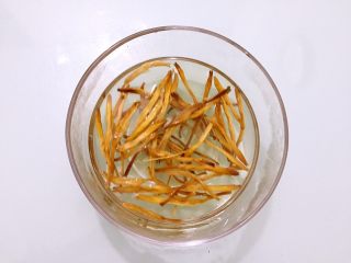 1、黄花菜木耳炒肉,黄花菜提前用水泡发