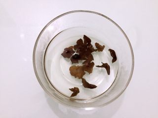 2、黄花菜木耳炒肉,木耳提前用水泡发