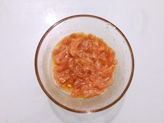 3、黄花菜木耳炒肉,猪肉洗净切成薄片后，加入料酒、味极鲜酱油、鸡精、盐、淀粉、食用油抓匀腌制半小时