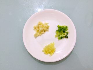 4、黄花菜木耳炒肉,葱姜蒜切成末