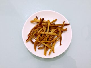 5、黄花菜木耳炒肉,泡发好的黄花菜摘去老梗洗净备用