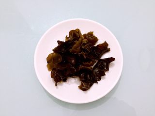 6、黄花菜木耳炒肉,泡发好的木耳洗净撕小朵备用