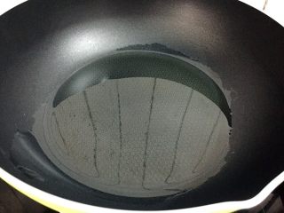 7、黄花菜木耳炒肉,锅中倒入适量的食用油烧热