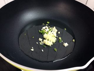 8、黄花菜木耳炒肉,放入葱姜蒜爆香